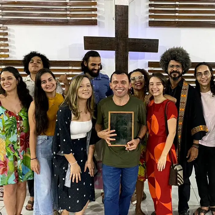 Igreja recebendo certificado da Campanha Nós na Criação