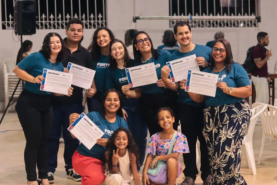 Agentes territoriais formados mostram seus certificados