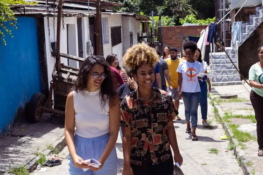 Turma caminha pelas ruas da comunidade, visitando o território
