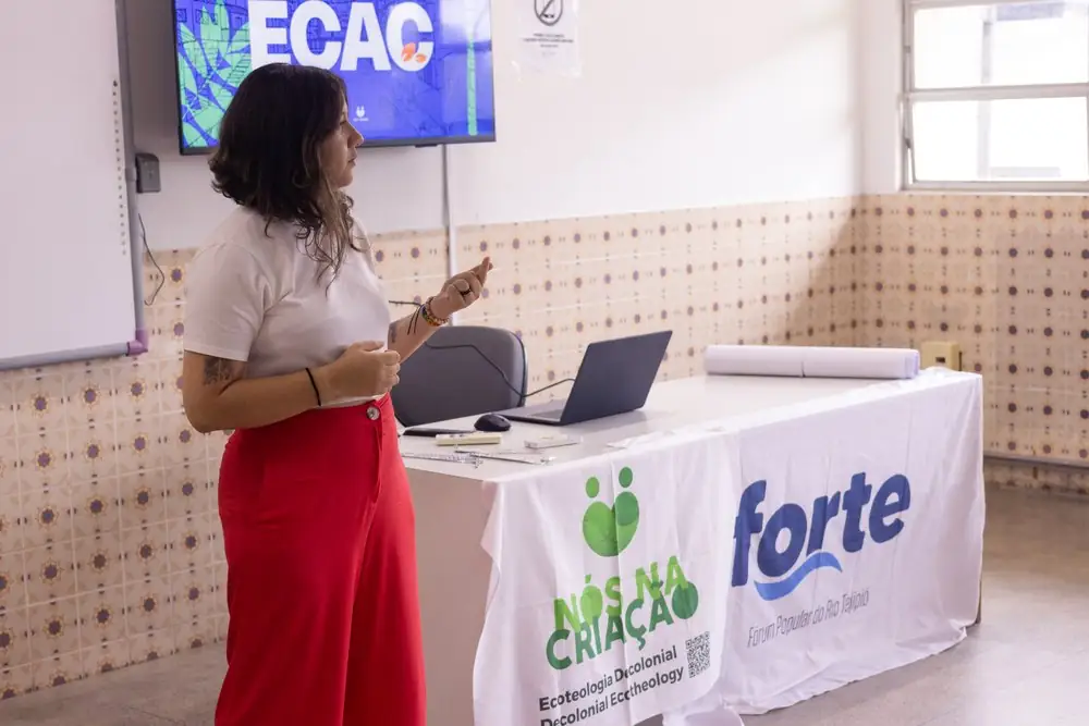 Facilitadora apresenta durante a formação em Ecoteologia Decolonial